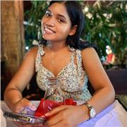 Joven estudiante imparte clases a niños de primaria